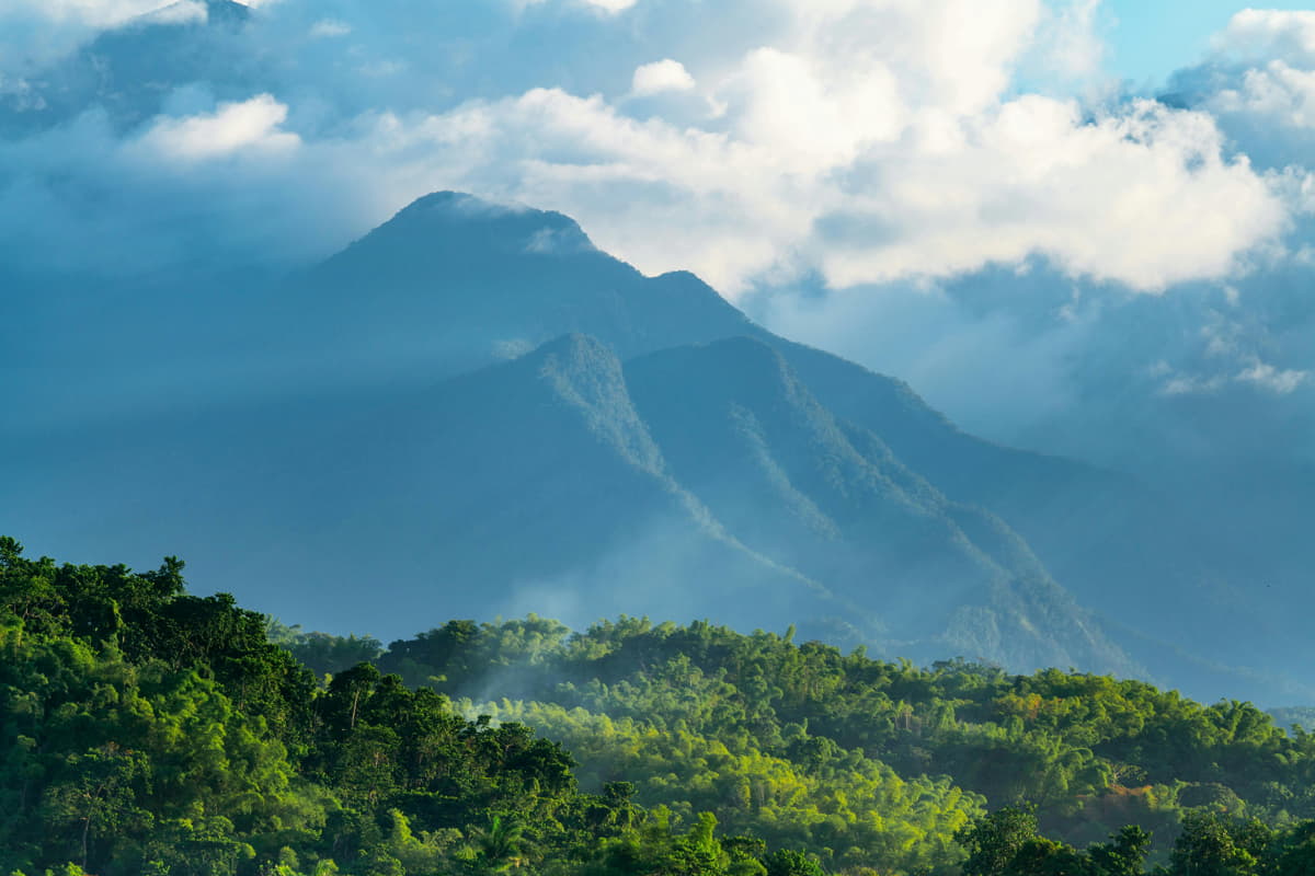 understanding-jamaicas-climate-blue-mountains A stunning view of the Blue Mountains in Jamaica, showcasing lush greenery and clear skies.